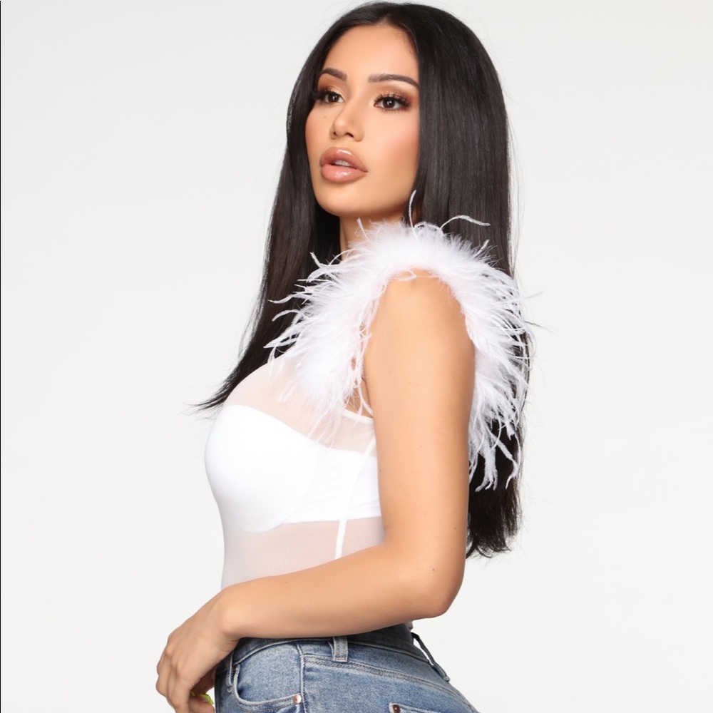 White Mesh Top x Faux feather sleeve NWT